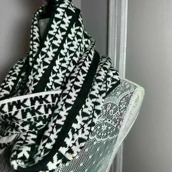 Michael Kors MK Logo Black/White Reversible Signature Scarf All Over Pattern. - Picture 4 of 11